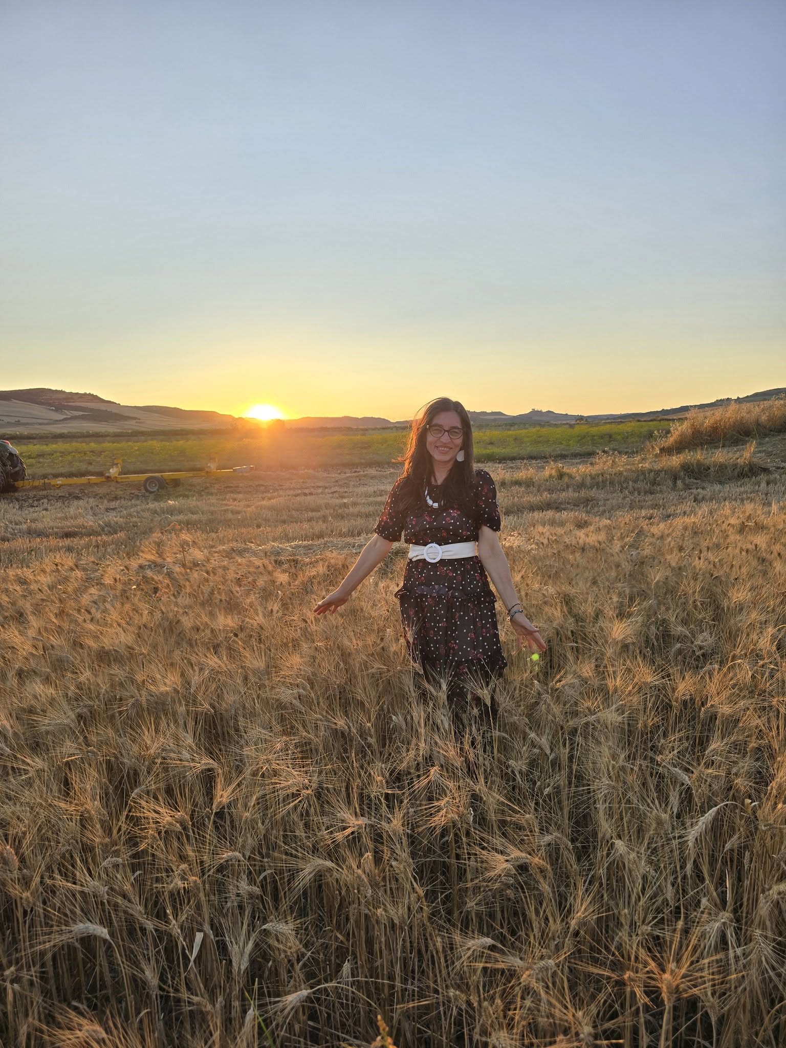 Nunzia in un campo di grano al tramonto